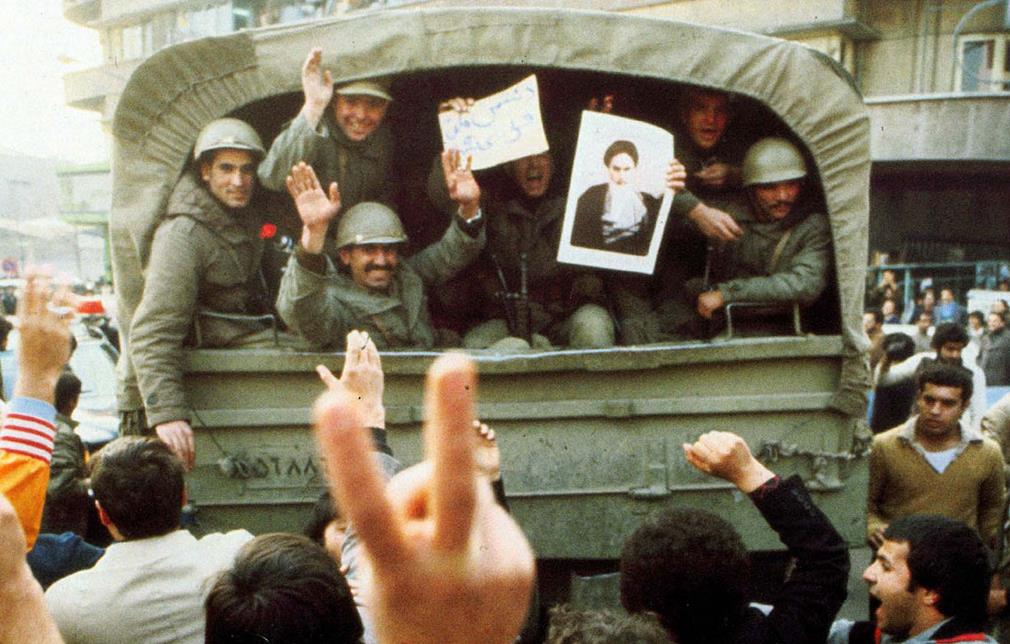«ارتش از تقابل تا پیوستن به ملت در فرآیند انقلاب اسلامی» در آیینه تصاویر