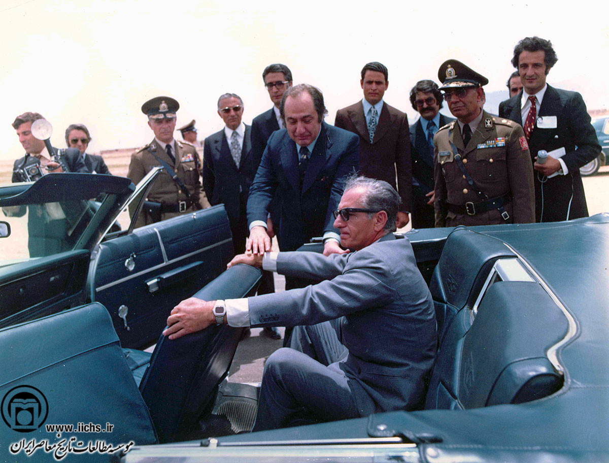 محمدرضا پهلوی در یک اتومبیل تازه‌ساخته‌شده در حالی که اسدالله رشیدیان دست او را گرفته است