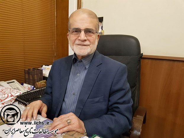 احمد مرآتی شیرازی در دفتر کار
