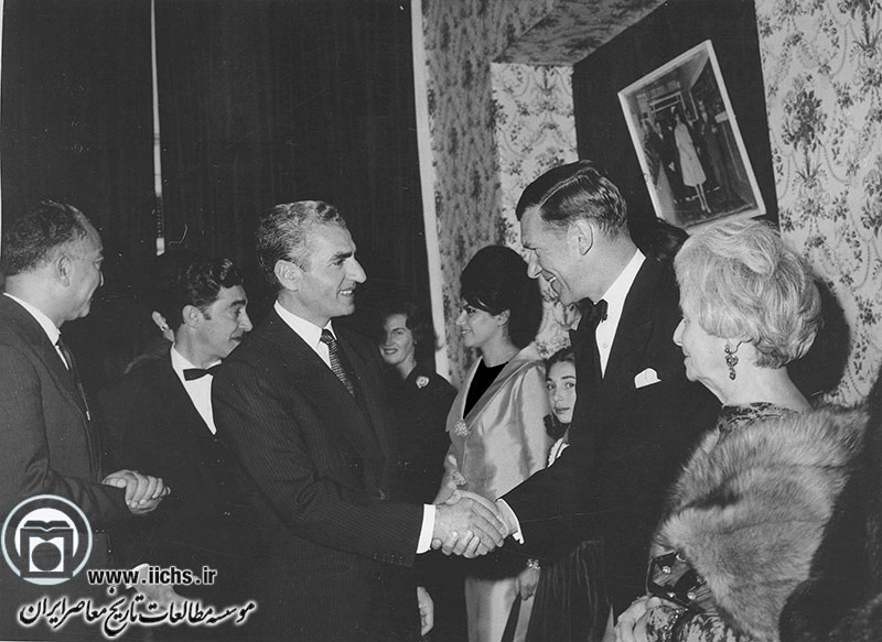 محمدرضا پهلوی در حال دست دادن با دنیس رایت در ایوان سالن تئاتر نصر 