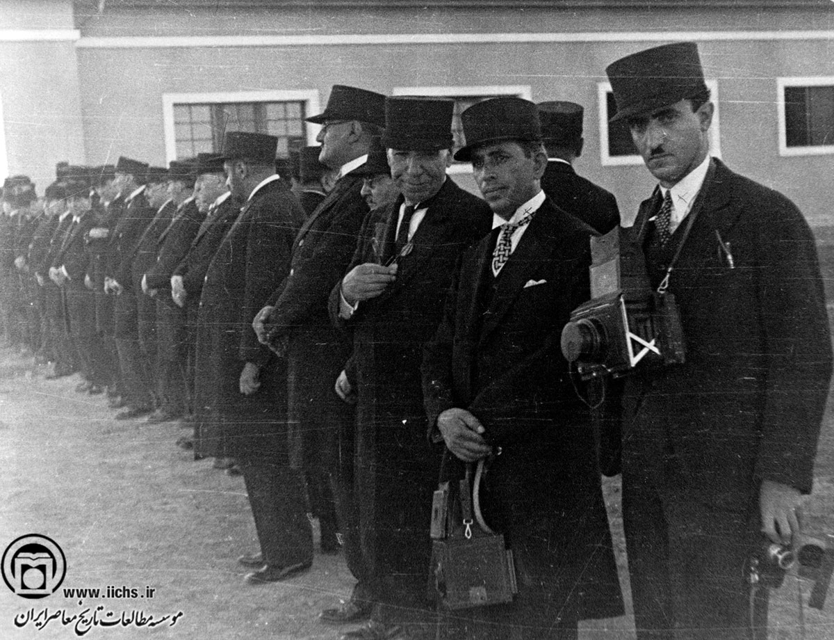 وکلای مجلس و مدیران روزنامه‌ها در انتظار ورود رضاشاه در کارخانه پارچه‌بافی اصفهان (سال 1310)