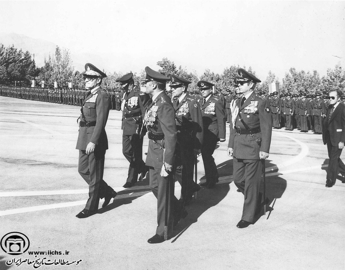 محمدرضا پهلوی و همراهان وی هنگام حضور در یک مراسم نظامی
