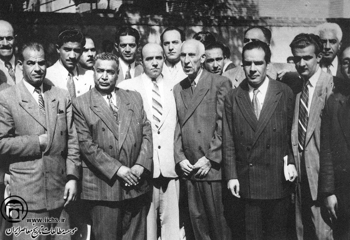 جمعی از اعضای جبهه ملی در کنار محمد مصدق