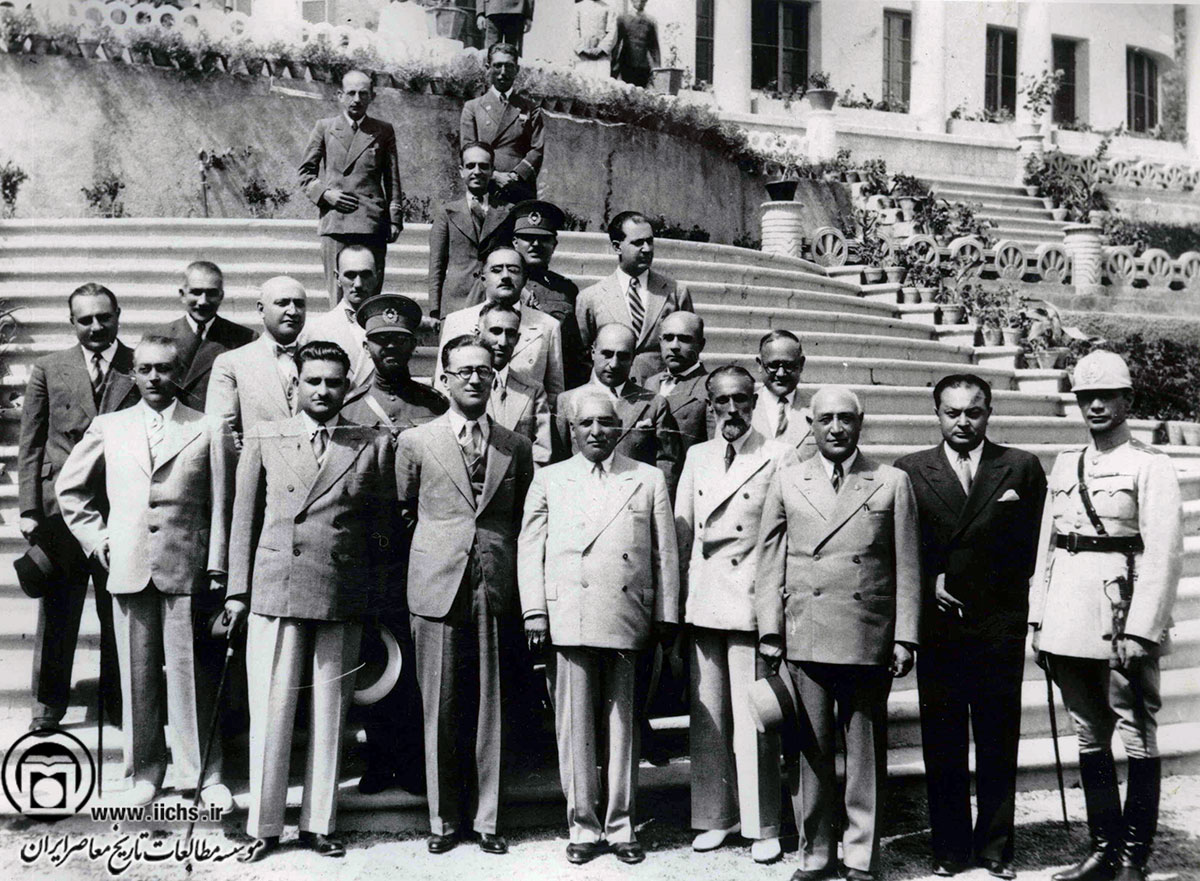 رکن‌الدین مختاری در کنار عده‌ای از اعضای کابینه احمد متین‌دفتری