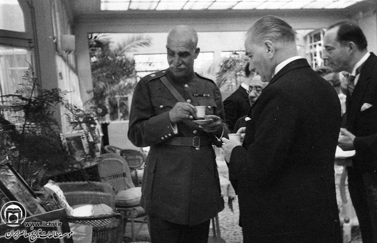 رضاشاه و مصطفی کمال پاشا (آتاتورک) در حاشیه یک میهمانی در حال تماشای یک تابلو
