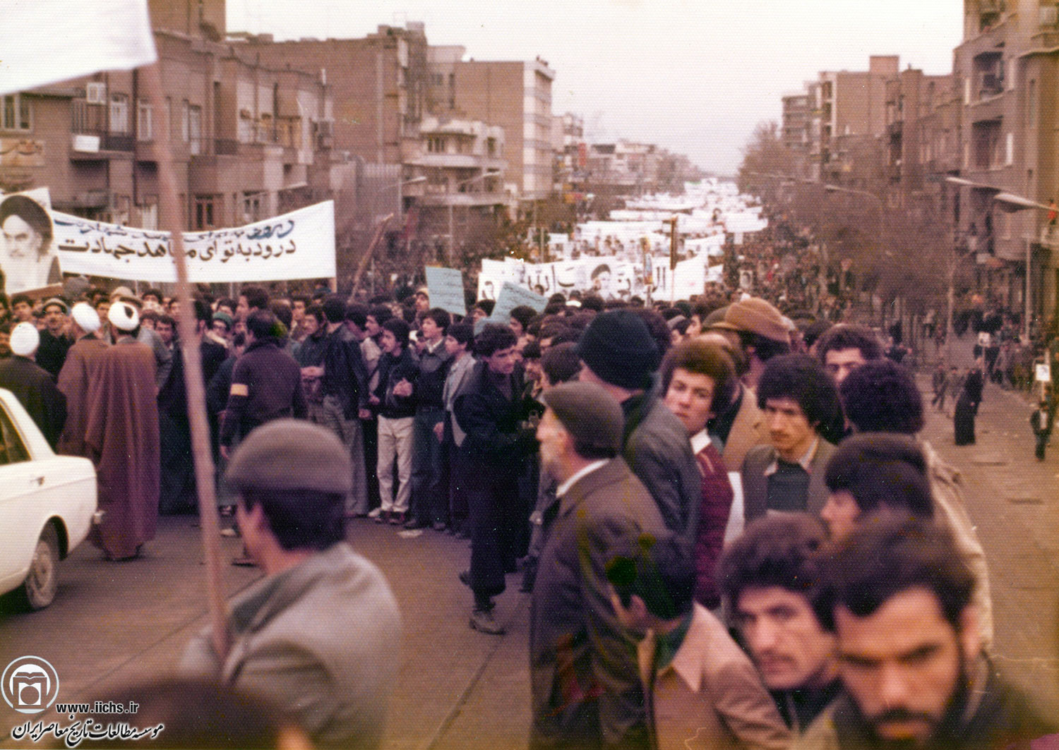 نمایی از راهپیمایی بزرگ تاسوعای 1357 به سوی میدان آزادی