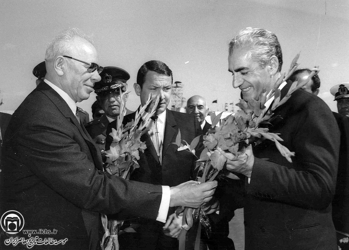 محمدرضا پهلوی به اتفاق چند تن از همراهان هنگام استقبال از نیکلای پادگورنی، صدر هیئت‌رئیسه شوروی، در فرودگاه مهرآباد تهران
