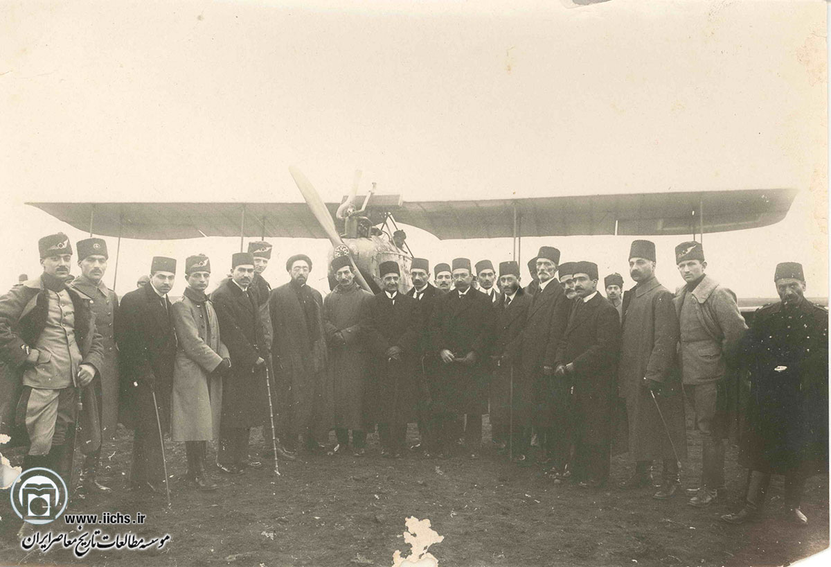 جمعی از اعضا و طرفداران دولت مهاجرت ملی در ایام جنگ جهانی اول به اتفاق عده‌ای از مقامات سیاسی و نظامی ترکیه در کنار یک هواپیما در ترکیه