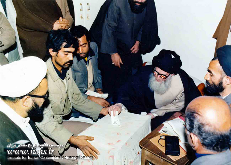 آیت‌الله العظمی سیدمحمدرضا گلپایگانی در حال شرکت در رفراندم جمهوری اسلامی