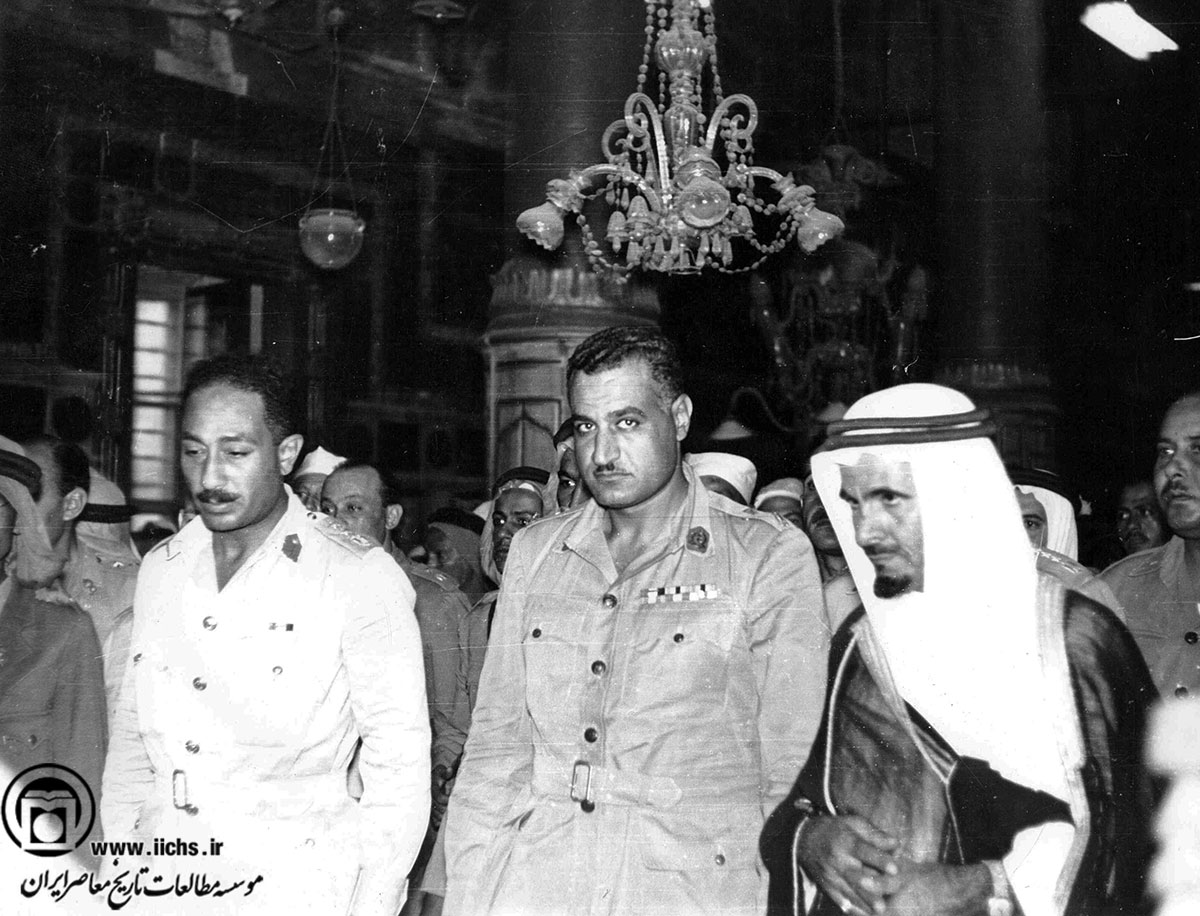 جمال عبدالناصر، رئیس‌جمهوری مصر، همراه محمد انورالسادات، معاون خود، و حاکم یکی از کشورهای عربی