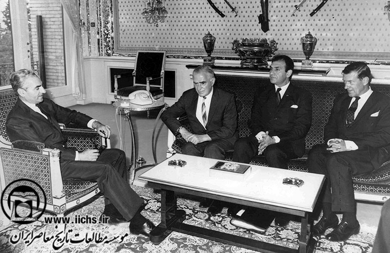 ملاقات سر دنیس رایت، سفیر انگلیس در ایران (۱۹۶۳ تا ۱۹۷۱م) با محمدرضا پهلوی