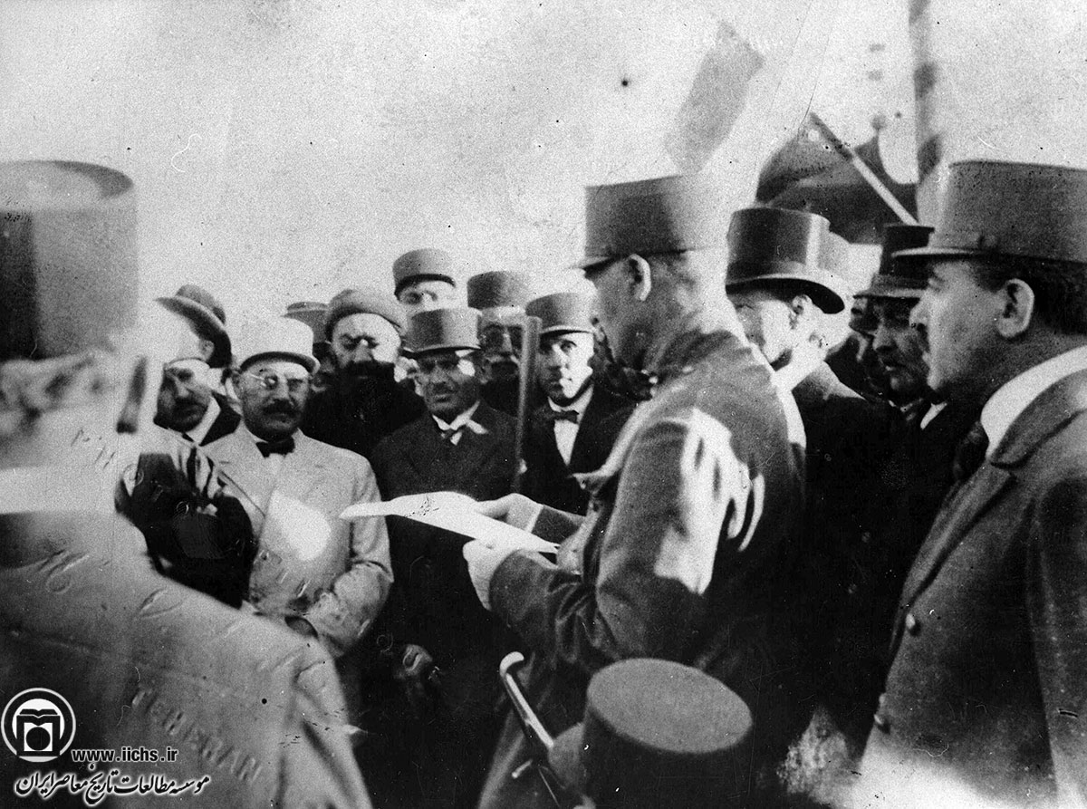 رضاشاه پهلوی هنگام ملاقات با رجال