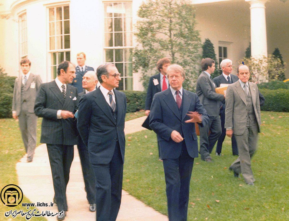 محمدرضا پهلوی و جیمی کارتر رئیس‌جمهور آمریکا در حال قدم زدن در محوطه کاخ سفید در واشنگتن