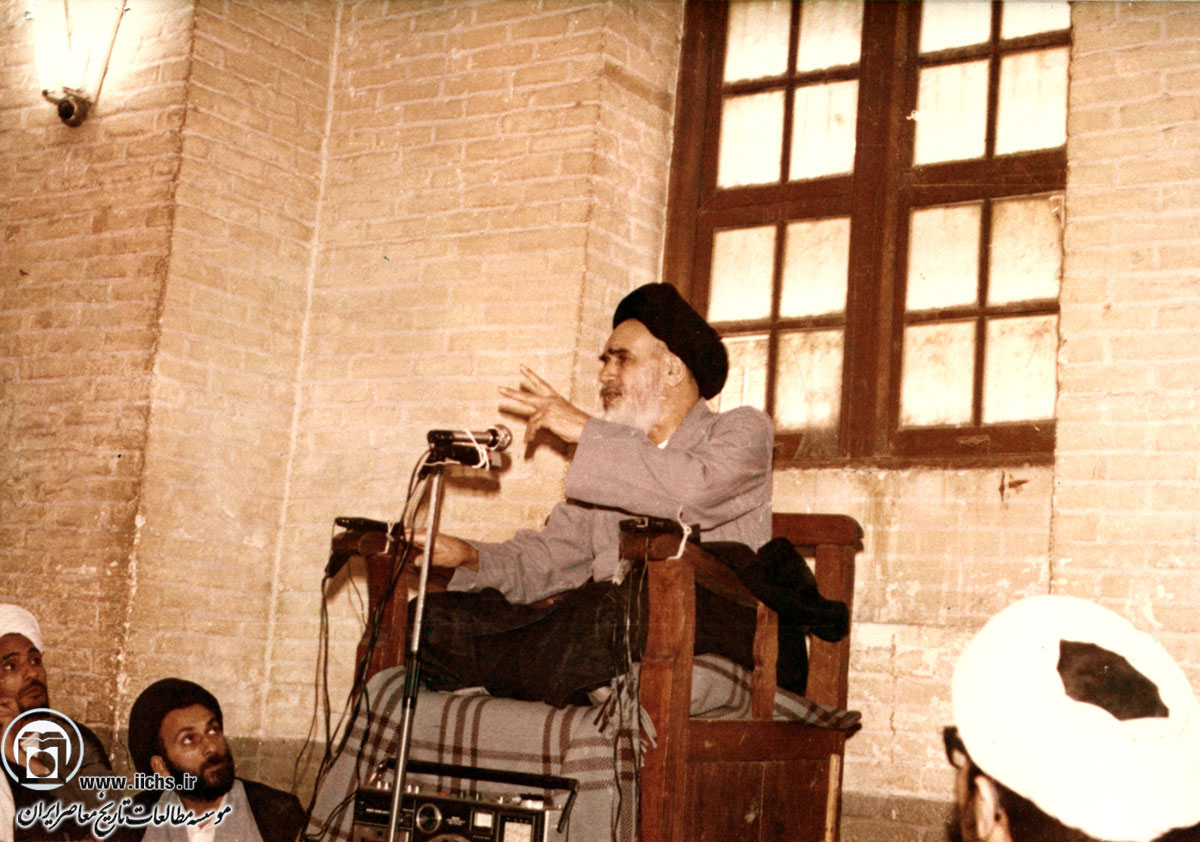 امام خمینی هنگام تدریس در مسجد شیخ انصاری در دوران تبعید به شهر نجف