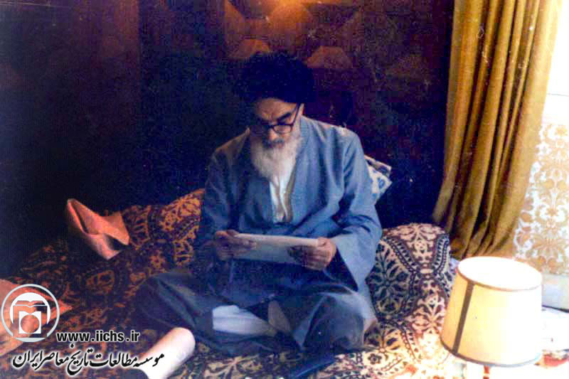 امام خمینی در حال مطالعه نامه‌ها و گزارش‌های روزانه در محل اقامت اولیه خویش در نوفل لوشاتو