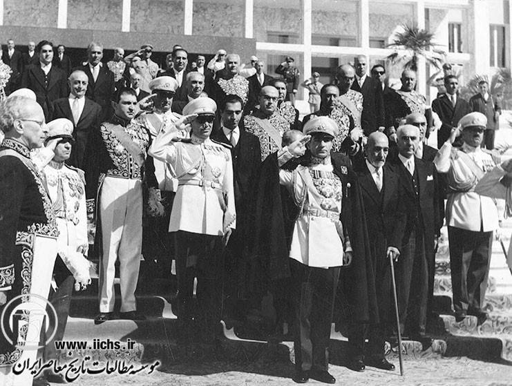 مجلس سنا؛‌ سیدمحسن صدرالاشراف در کنار و سمت چپ محمدرضا پهلوی