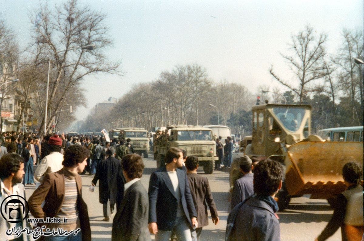 خیابان انقلاب تهران؛ نمایی از حضور نظامیان در حاشیه یکی از تظاهرات (1357)