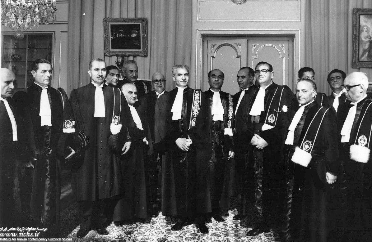 محمدرضا پهلوی در میان جمعی از اعضای هیئت‌رئیسه کانون وکلای دادگستری