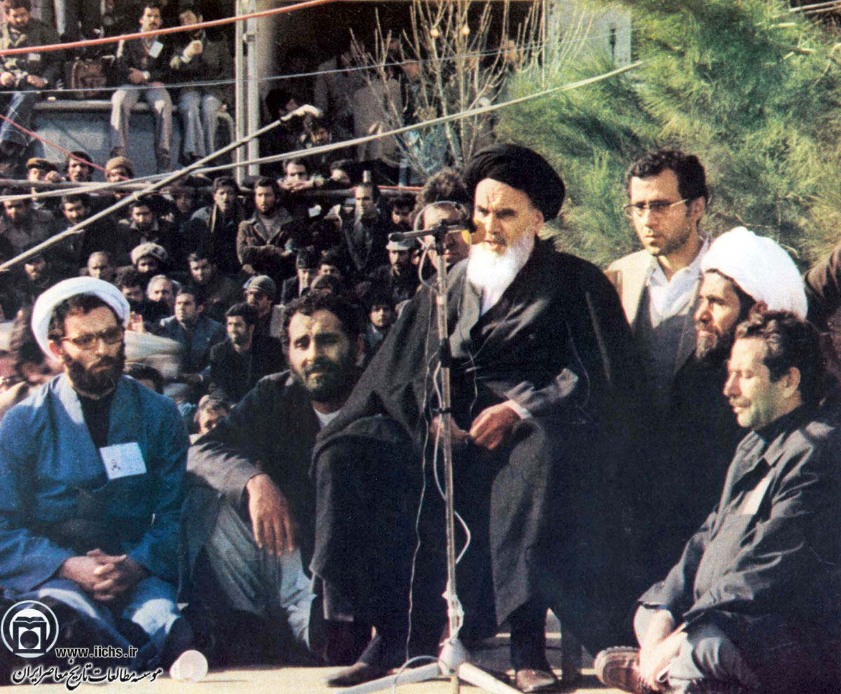 نمایی از ایراد سخنرانی تاریخی امام خمینی در بهشت زهرا (12 بهمن 1357)