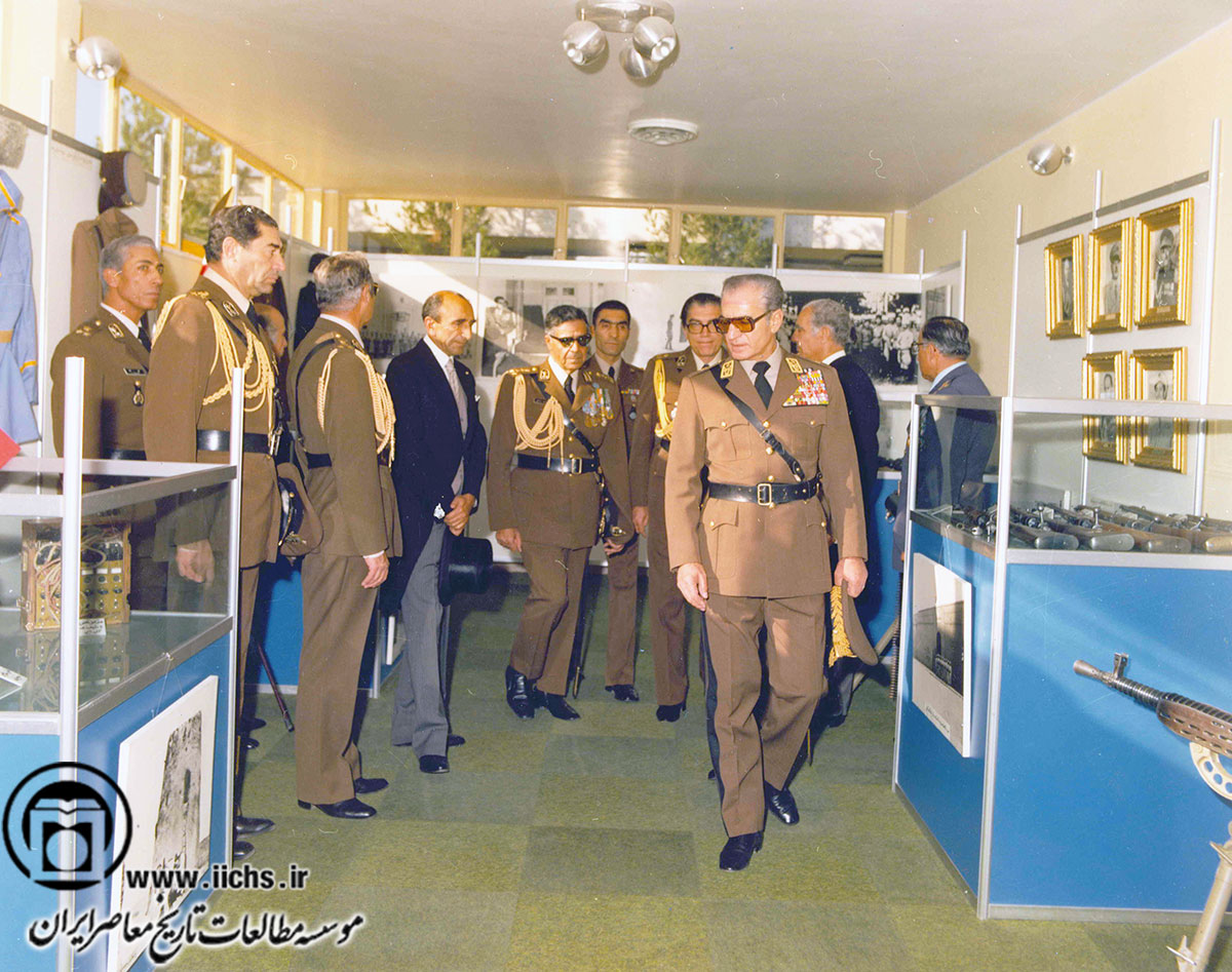 بازدید محمدرضا پهلوی از نمایشگاه اسلحه در دانشکده افسری