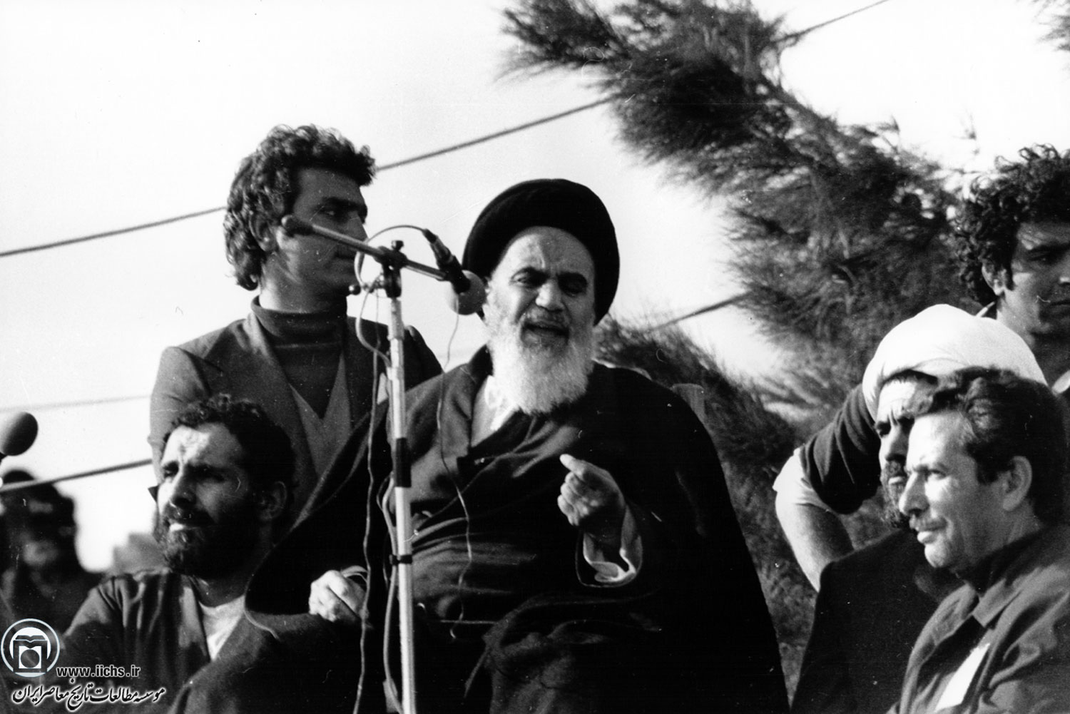 سخنرانی تاریخی امام خمینی در بهشت زهرای تهران (12 بهمن 1357)