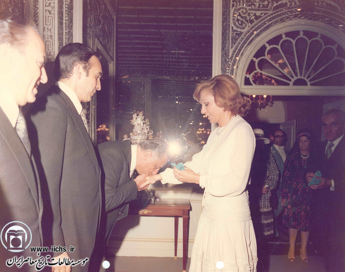 فرح پهلوی در حال اهدای سکه به رستم امیر بختیار و عده‌ای از مسئولان وزارت دربار در یکی از مناسبت‌ها