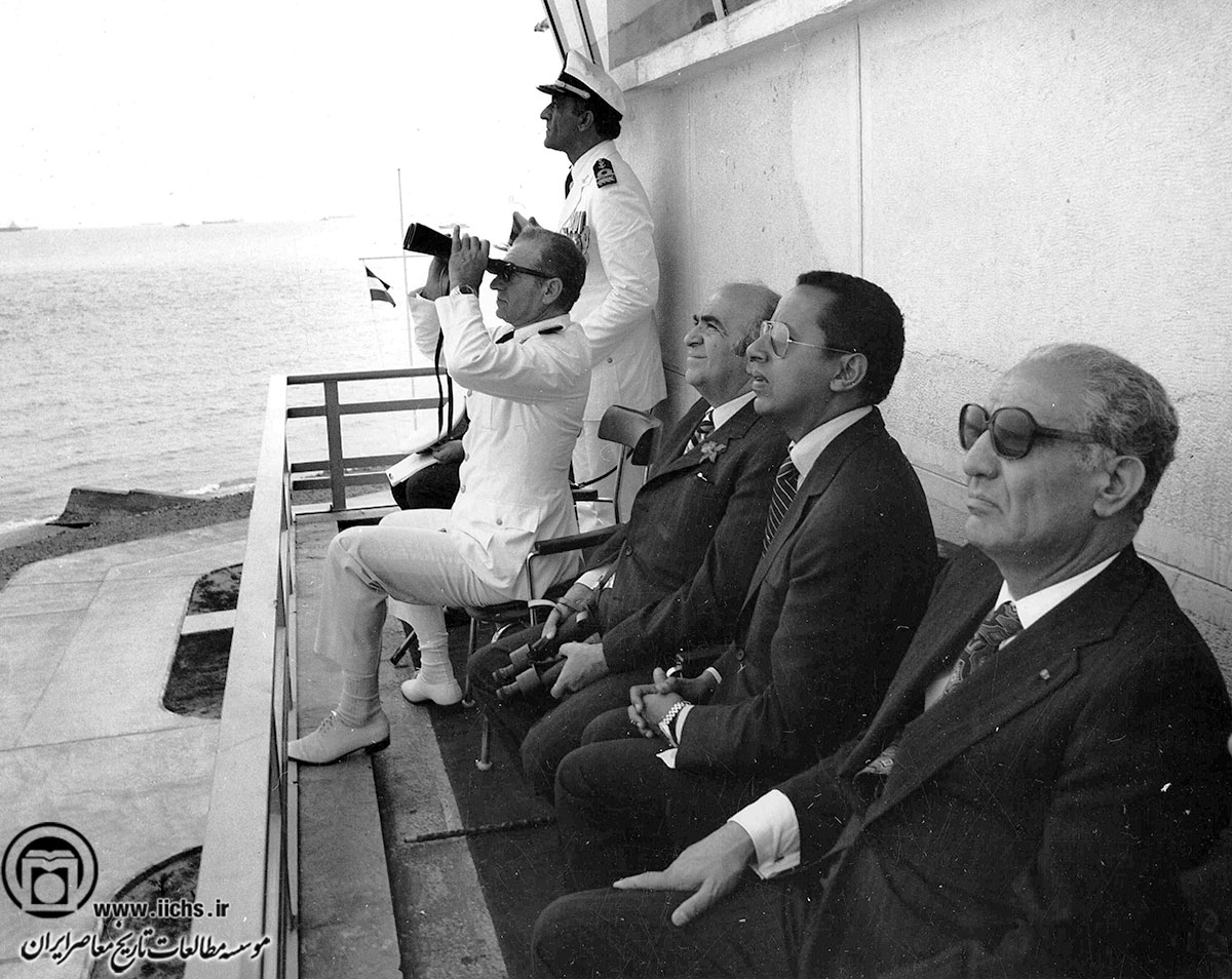 محمدرضا پهلوی با لباس نیروی دریایی در حال تماشای مانور نیروهای مسلح در آب‌های خلیج فارس و دریای عمان