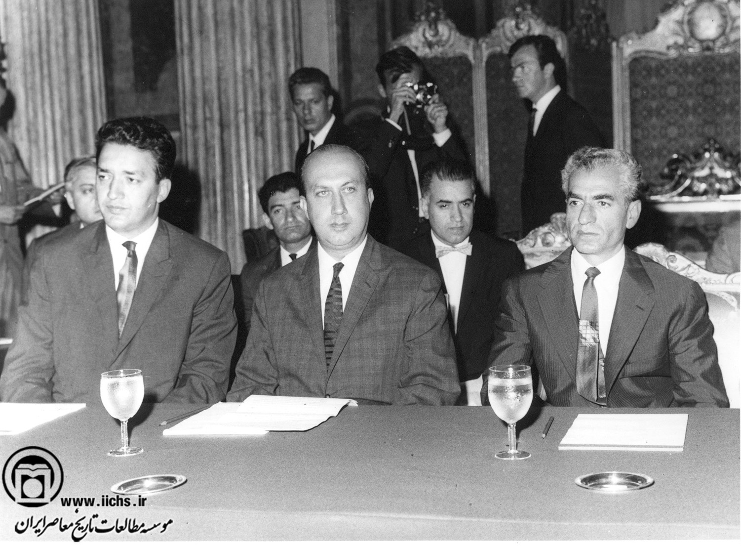 حسنعلی منصور در کنار محمدرضا پهلوی در حاشیه یکی از ضیافت‌ها