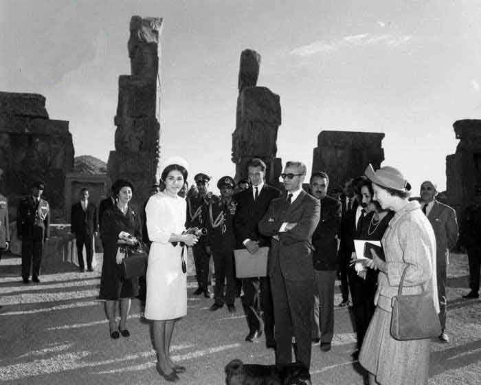 محمدرضا و فرح پهلوی همراه میهمانان بلژیکی خودشان در حال بازدید از آثار تاریخی تخت جمشید در نزدیکی شیراز