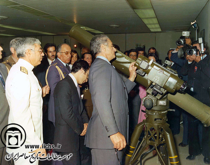 محمدرضا پهلوی در بازدید از ادوات و وسایل نظامی