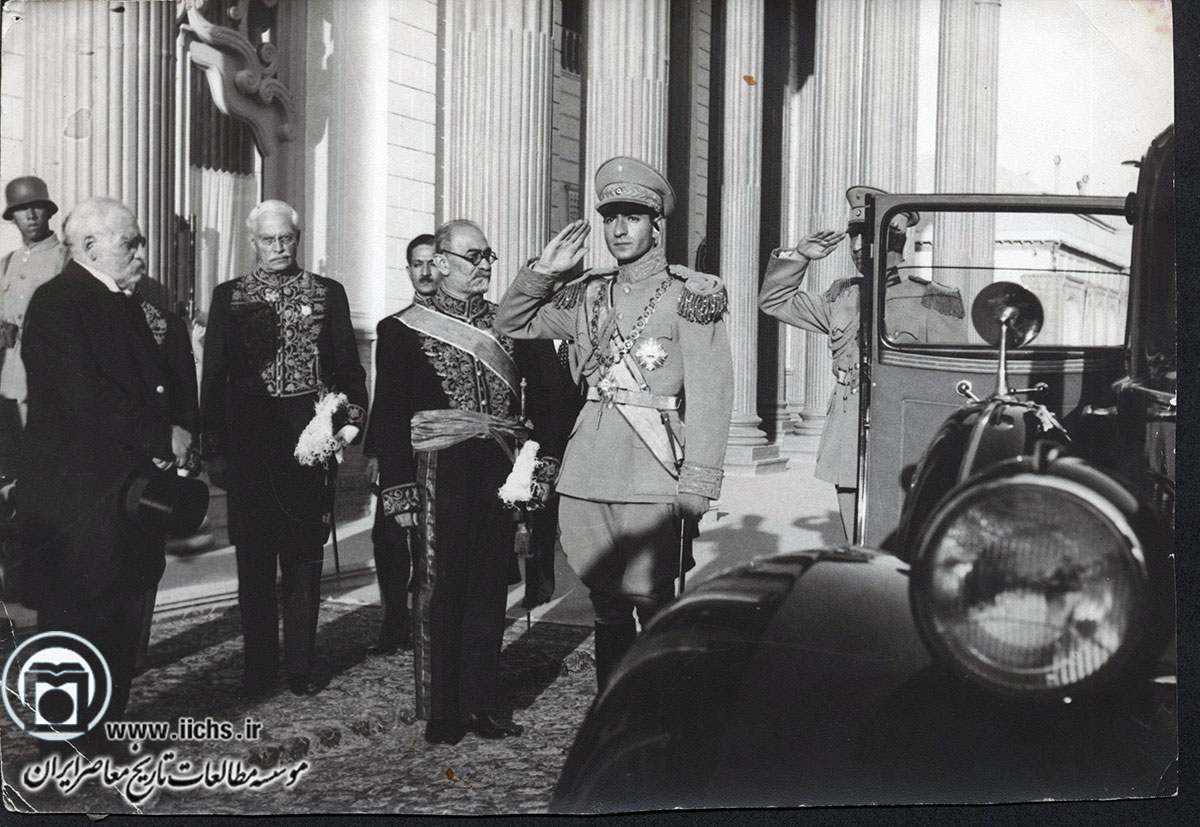 محمدرضا پهلوی در روز ادای سوگند پادشاهی در محوطه مجلس شورای ملی