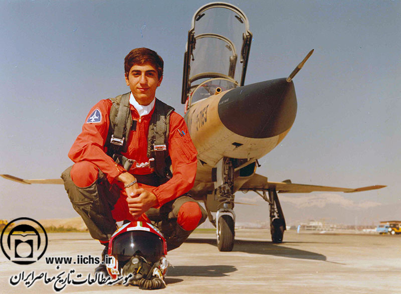 رضا پهلوی (ولیعهد) با لباس خلبانی در کنار یک هواپیمای جنگی