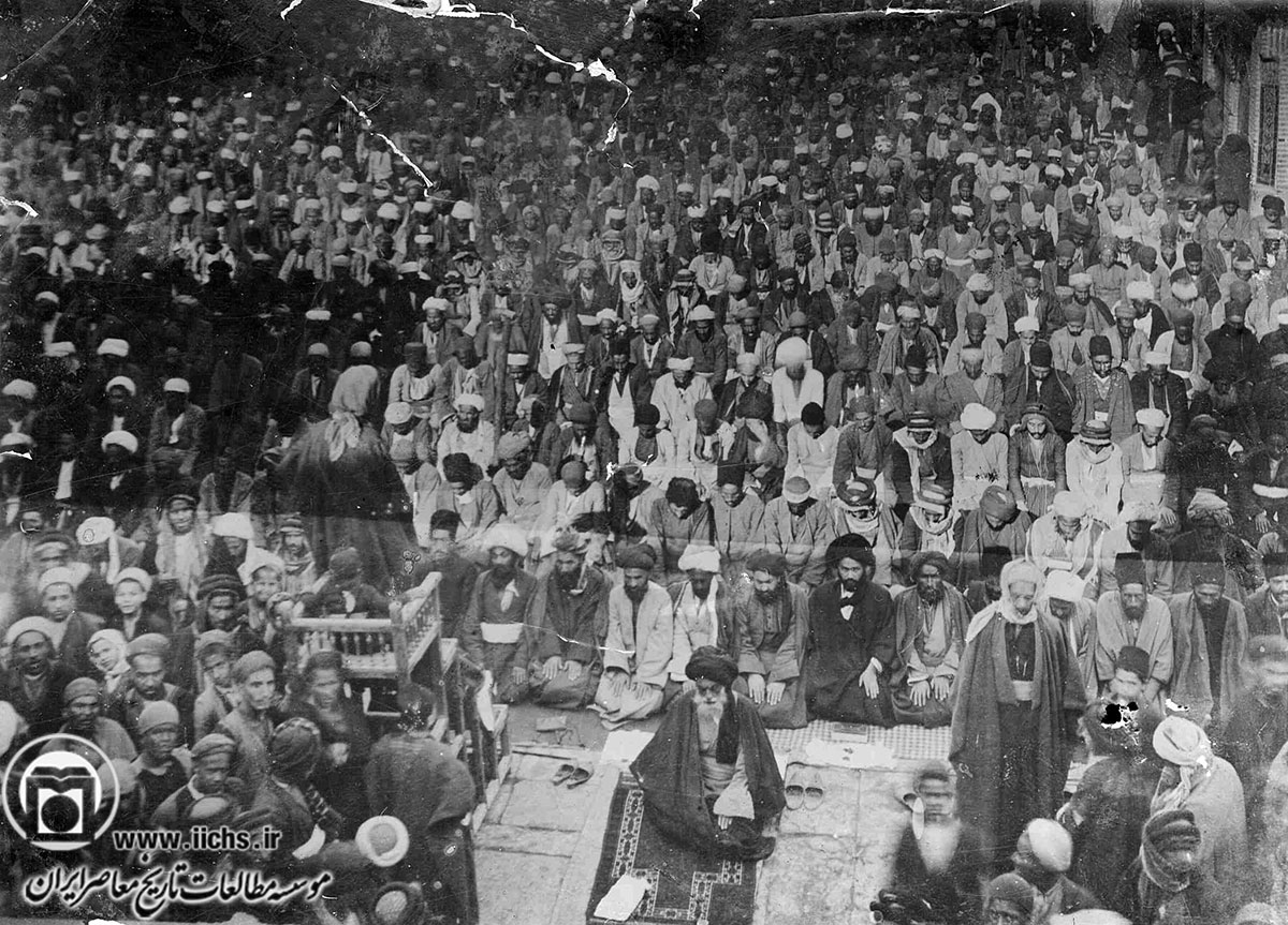 آیت‌الله سیدمحمدحسن میرزای شیرازی هنگام اقامه نماز جماعت در عراق