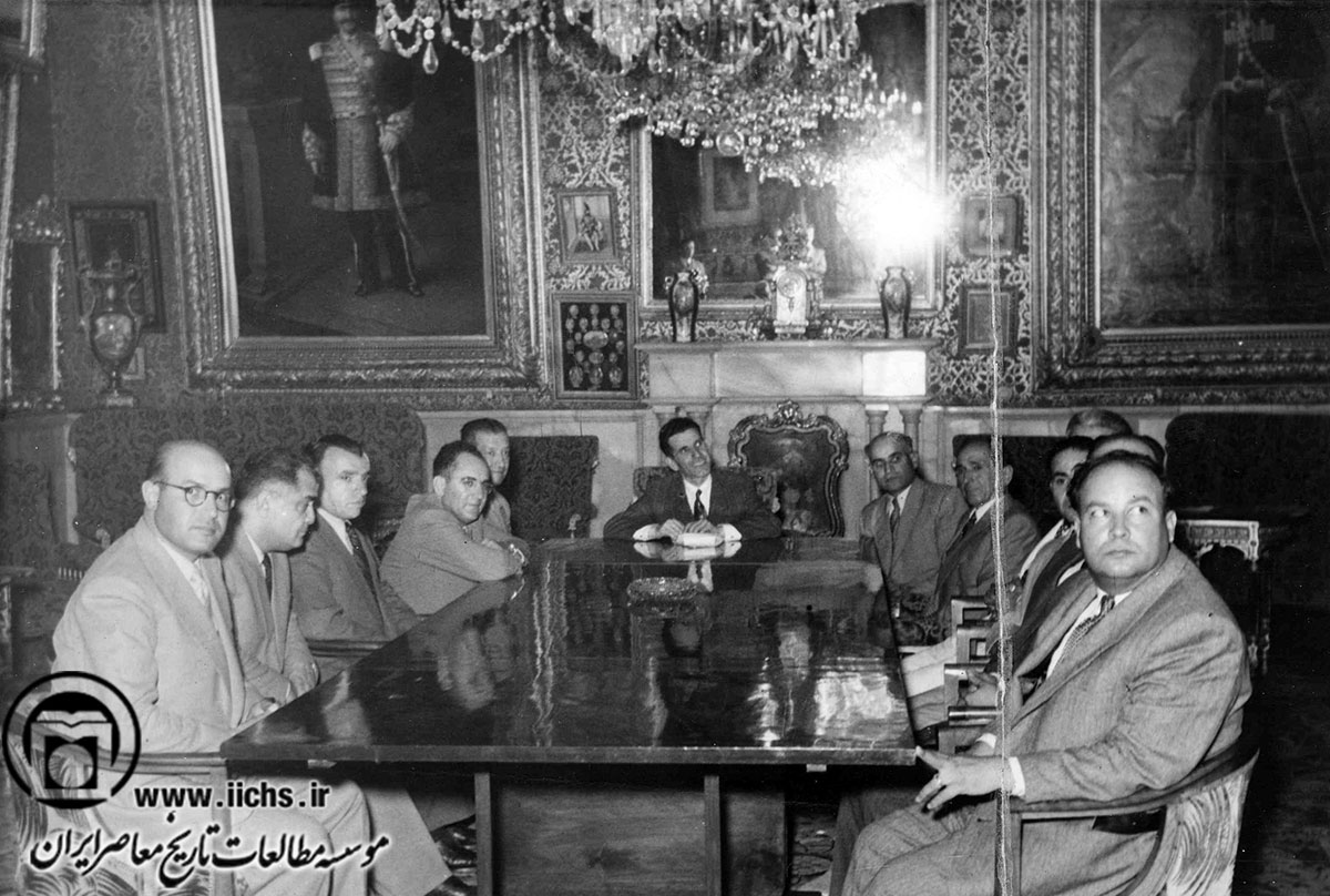اولین  جلسه  هیئت  وزیران  حاجعلی  رزم‌آرا در کاخ  ابیض  (گلستان)