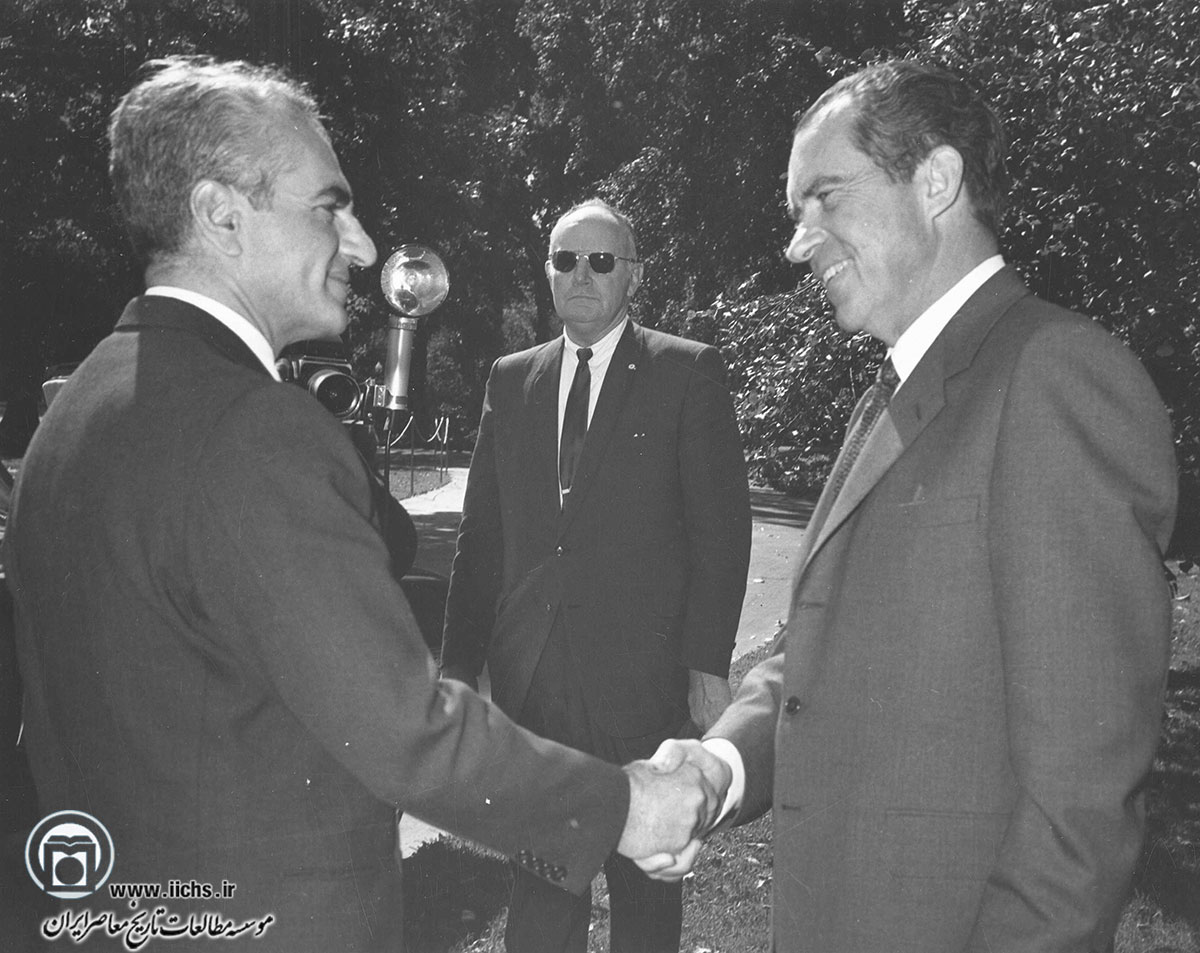 محمدرضا پهلوی به اتفاق ریچارد نیکسون (رئیس‌جمهور آمریکا) در محوطه کاخ سفید