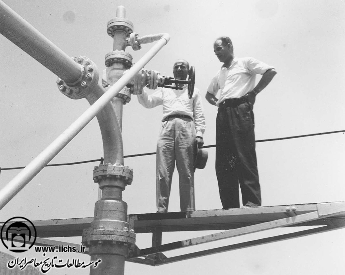 حسین مکی و مهدی بازرگان دو تن از اعضای خلع ید در کنار شیر نفت در آبادان (سال 1330ش)