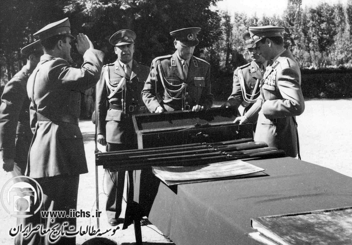 محمدرضا پهلوی در بازدید از یک مرکز نظامی