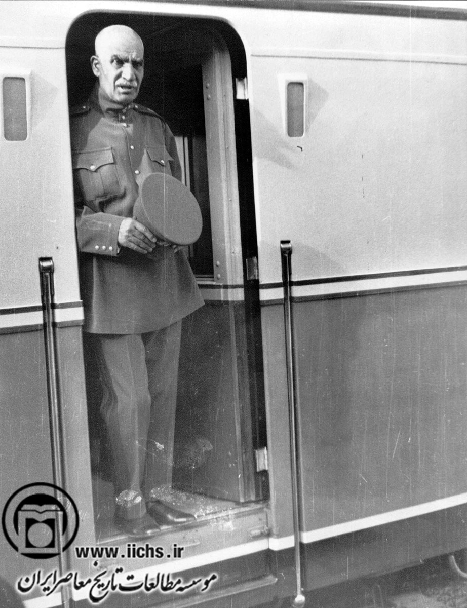 رضاشاه در ایستگاه راه آهن تهران هنگام عزیمت به جنوب کشور
