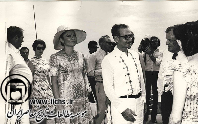 استقبال از محمدرضا پهلوی و فرح در یکی از سفرها