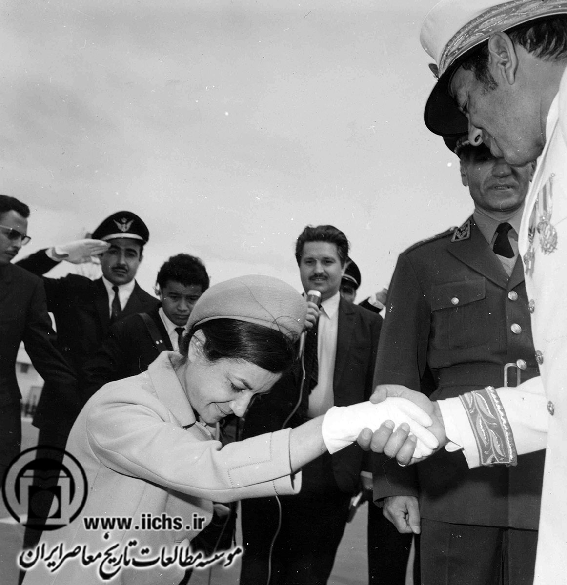 استقبال ملک حسن دوم، پادشاه مراکش، از محمدرضا و اشرف پهلوی در فرودگاه رباط
