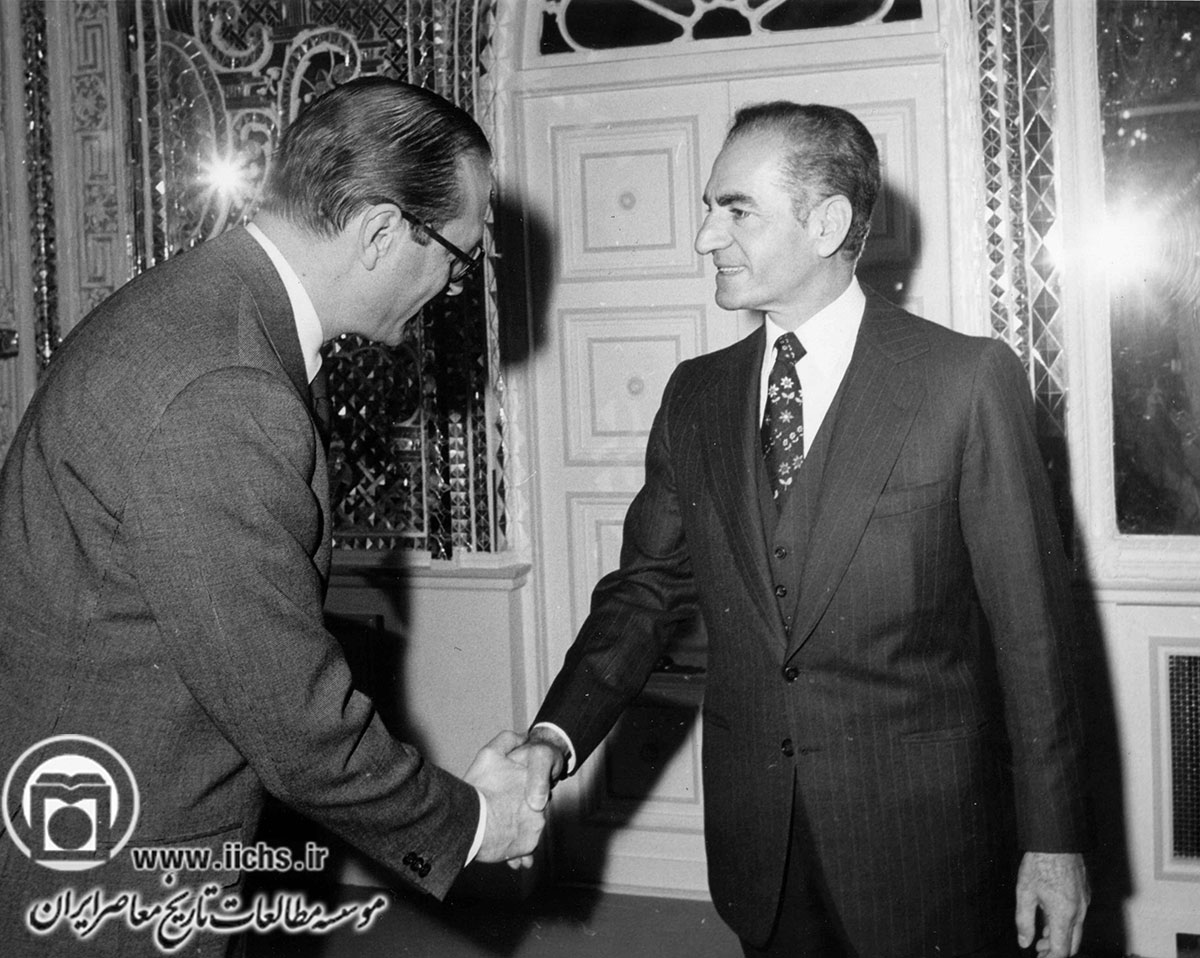 ژاک شیراک، نخست‌وزیر فرانسه، در سفر به ایران، هنگام ملاقات با محمدرضا پهلوی در کاخ نیاوران تهران