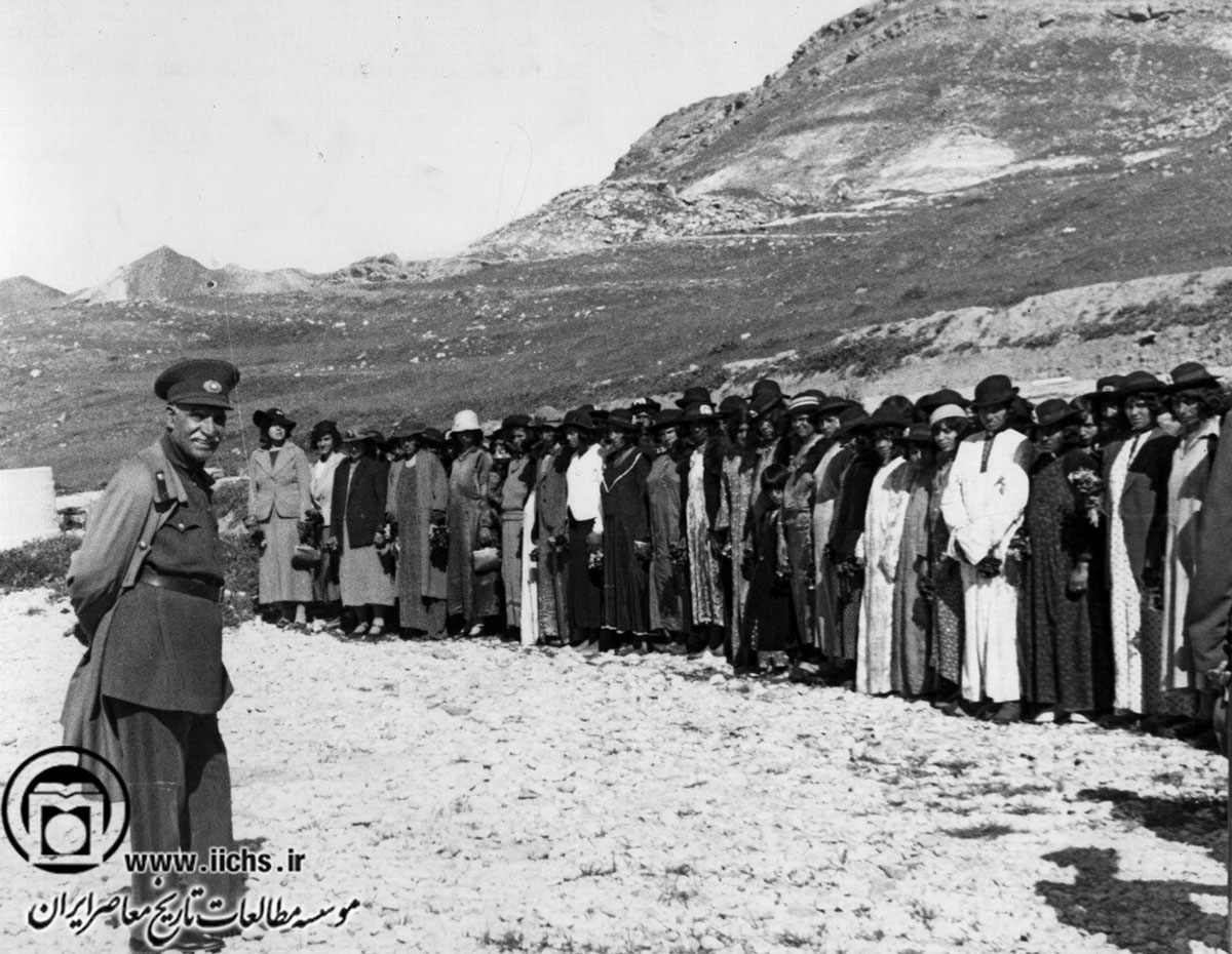 رضاشاه در جریان سفر به خرم‌آباد و عبور از مقابل صفوف زنان، پس از کشف حجاب