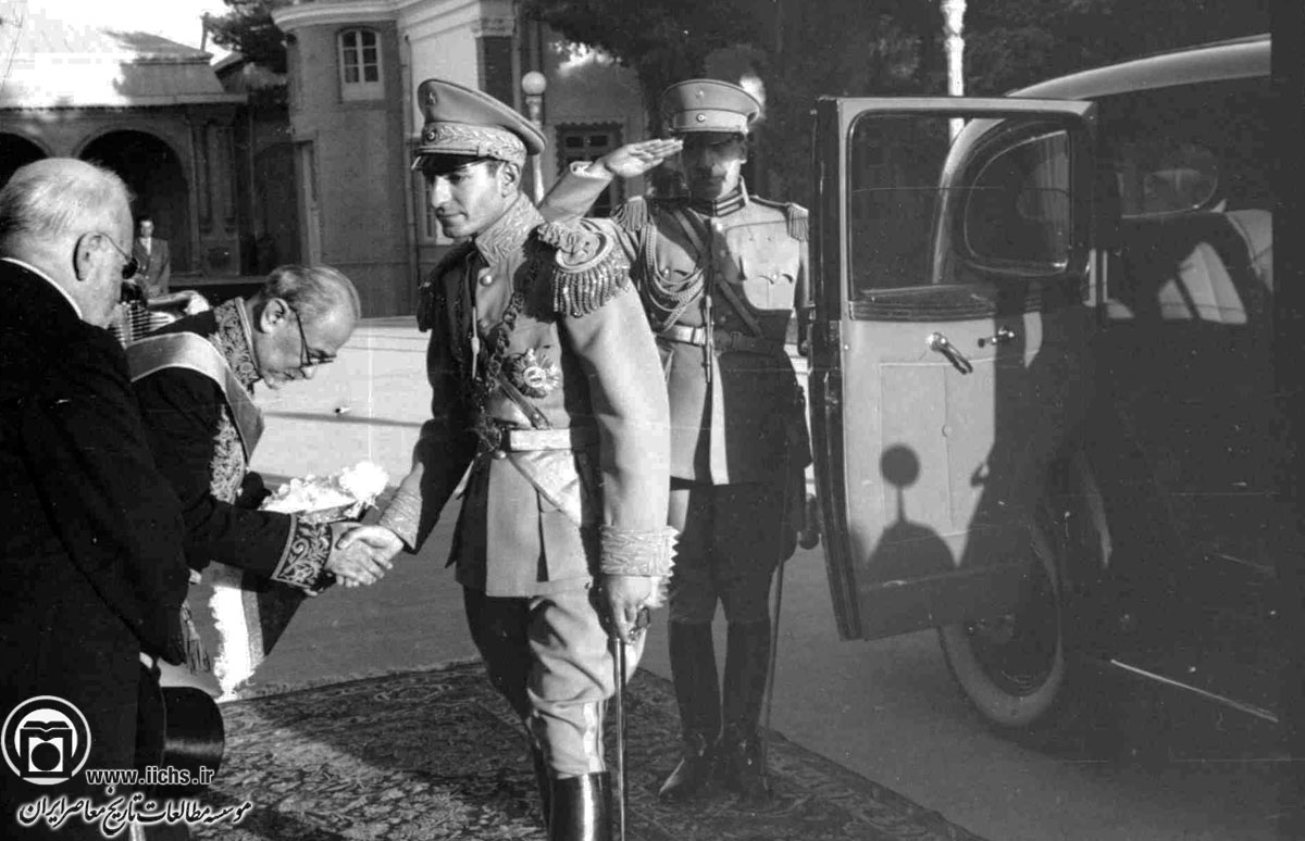 محمدرضا پهلوی در لباس نظامی هنگام ورود به مجلس شورای ملی جهت ادای سوگند پادشاهی