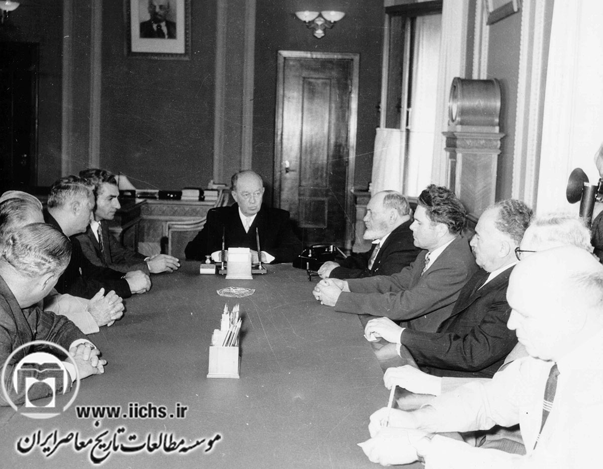 محمدرضا پهلوی در سفر به شوروی، هنگام مذاکره با اعضای انجمن شهر کیف، مرکز جمهوری اوکراین