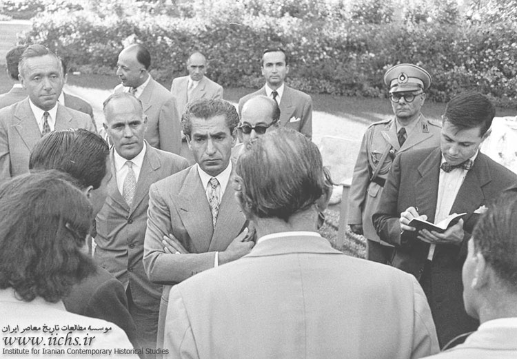 گفت‌وگوی محمدرضا پهلوی با خبرنگاران پس از کودتای 28 مرداد 1332 و بازگشت وی به ایران در حیاط کاخ سعدآباد