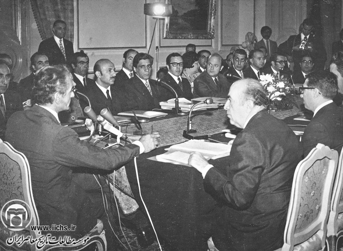 محمدرضا پهلوی و امیرعباس هویدا در یک کنفرانس