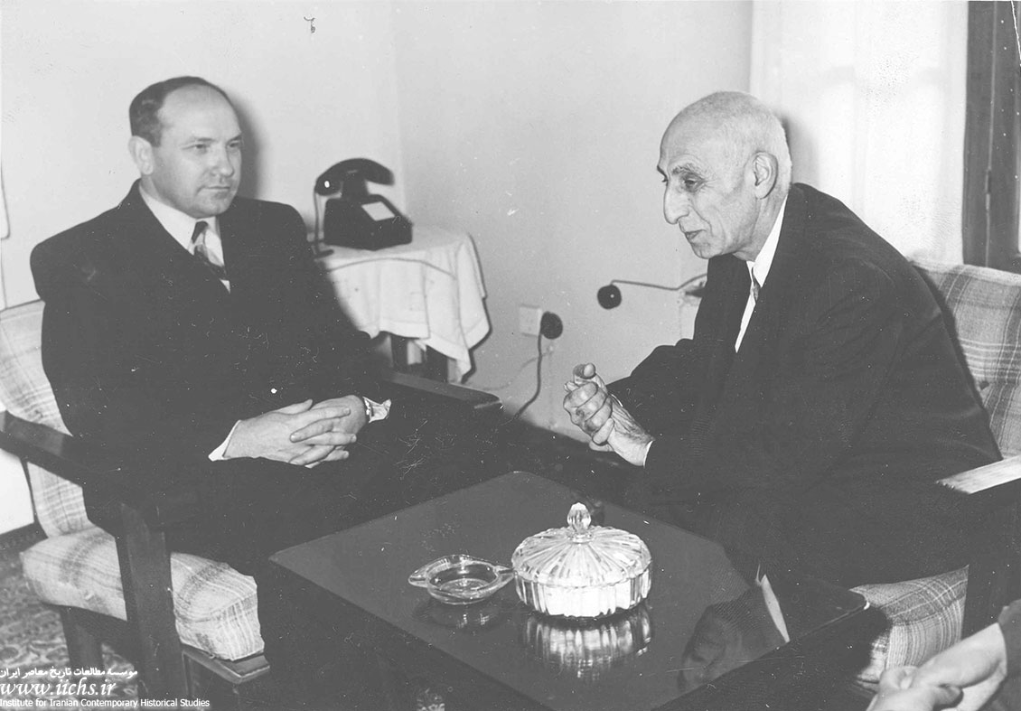 ملاقات ایوان سادچیکف، سفیر شوروی در ایران، با محمد مصدق نخست‌وزیر
