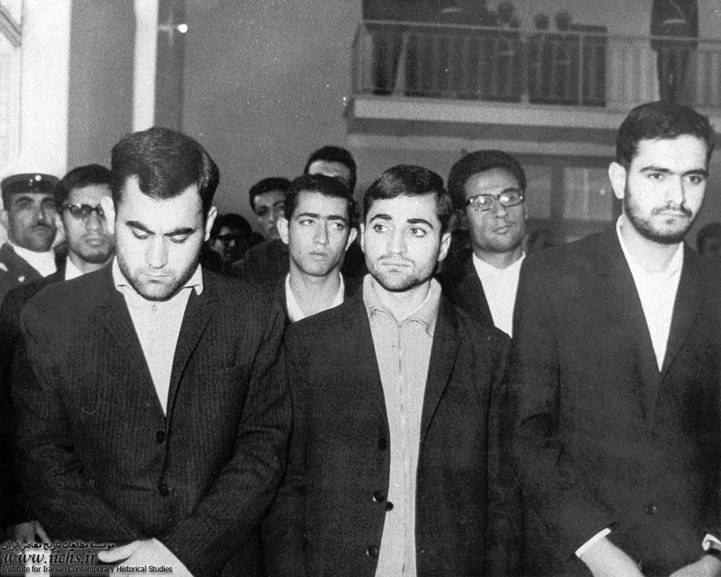 سیدمحمدکاظم موسوی بجنوردی، بنیان‌گذار حزب ملل اسلامی، در کنار حسن حامد عزیزی در دادگاه