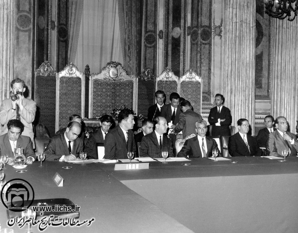 محمدرضا پهلوی و اعضای هیئت ایرانی شرکت‌کننده در کنفرانس سران سه کشور ایران، ترکیه و پاکستان در استامبول (29 تیر 1343)