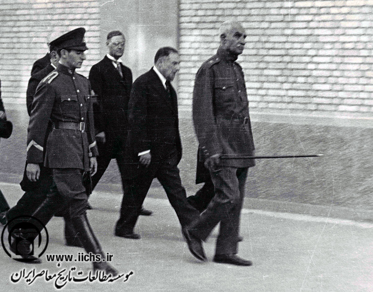 رضاشاه و محمدرضا پهلوی هنگام بازدید از کارخانه دخانیات